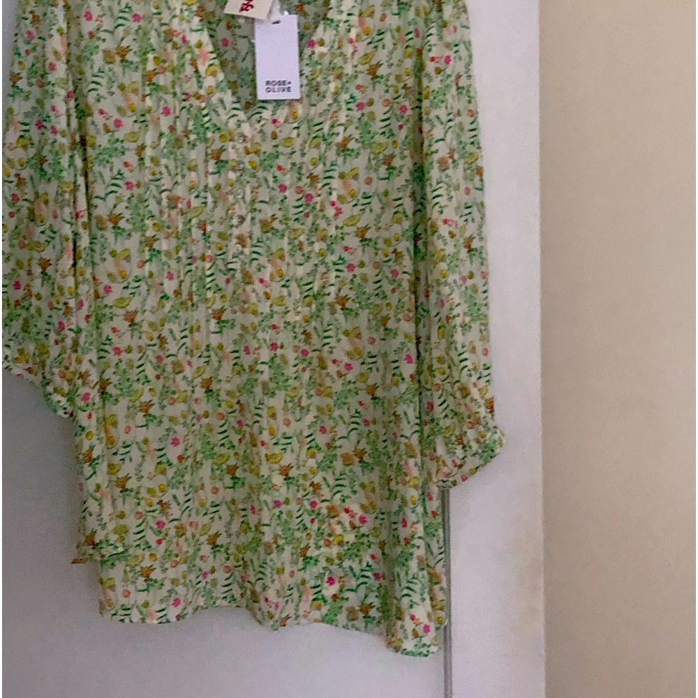 Beautiful women’s top, new with tags, never worn